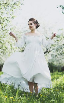 белое платье с рукавами в стиле прованс для фотосессии