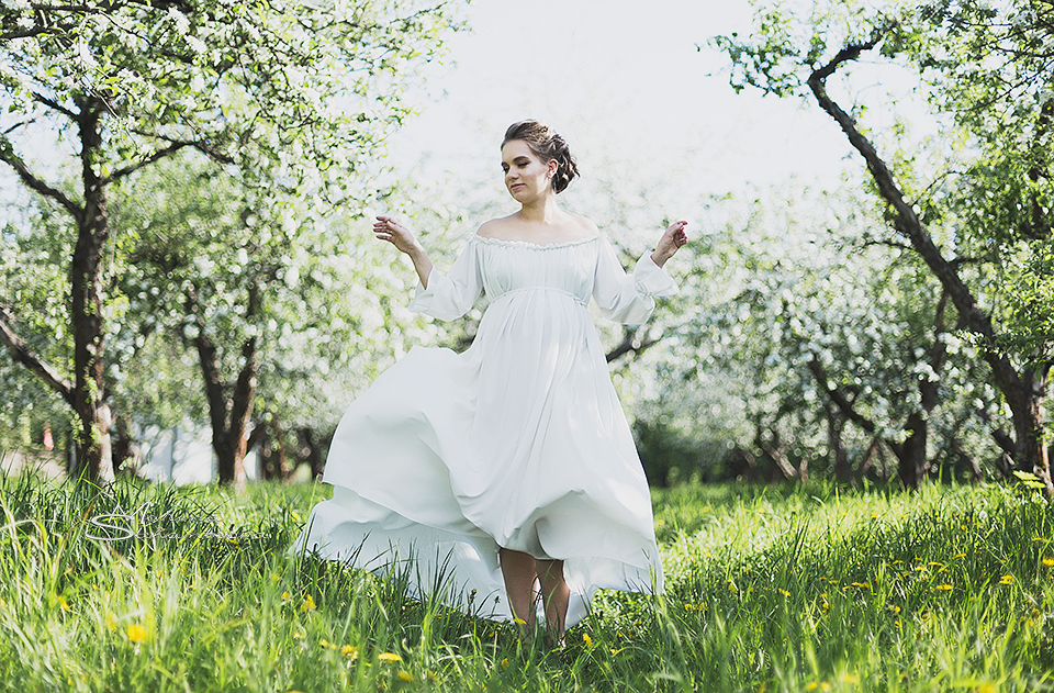 белое платье с рукавами в стиле прованс для фотосессии