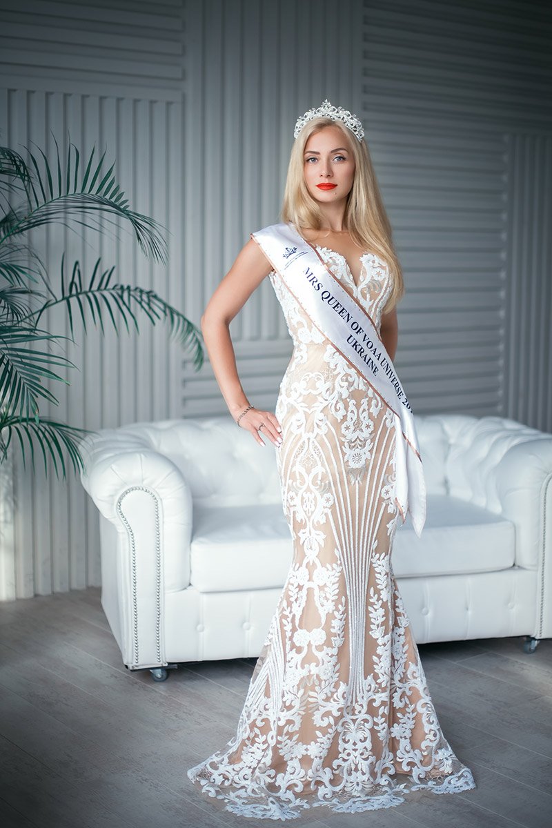 Біла силуетна сукня