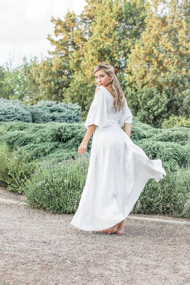 белое льняное платье