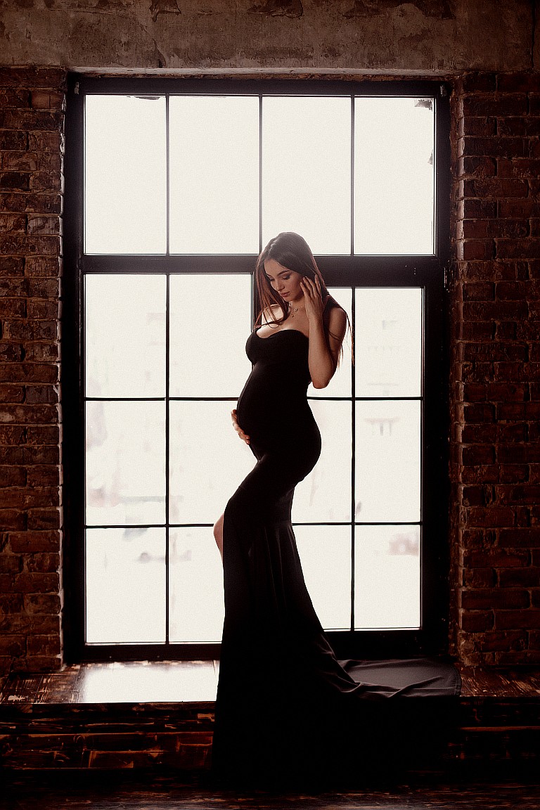 черное платье по фигуре для беременных со шлейфом