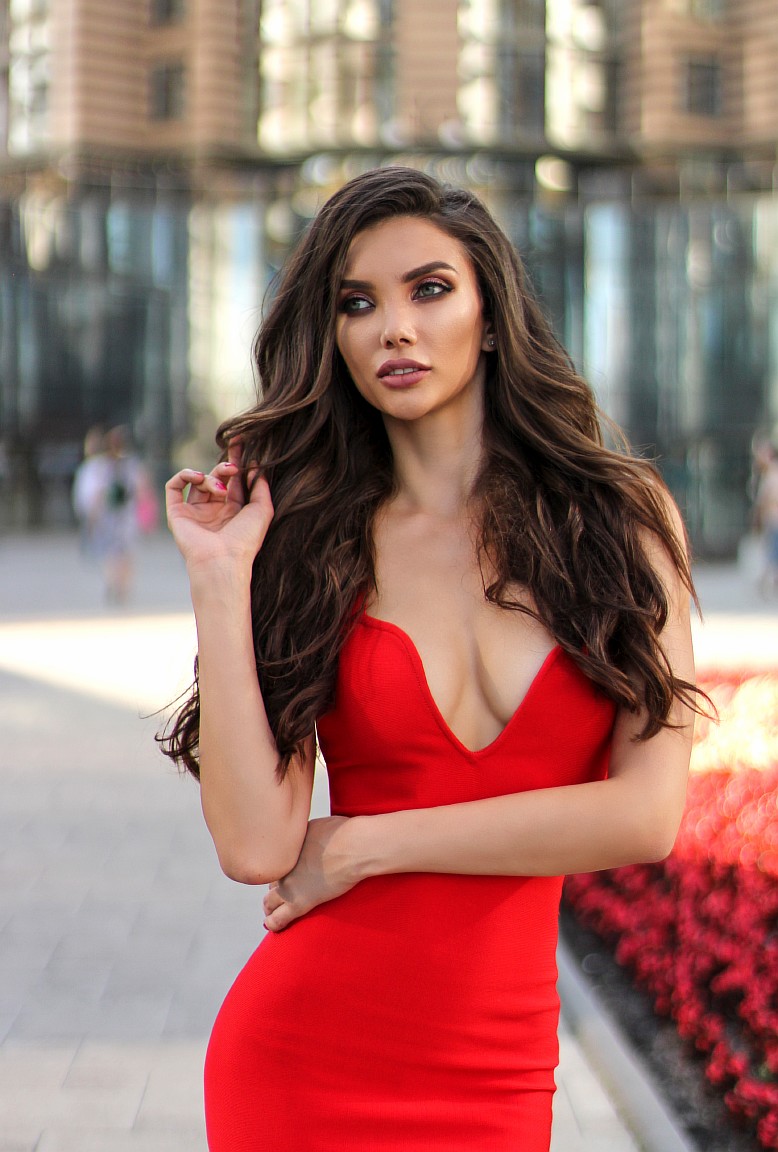 девушка в красном платье с декольте фото