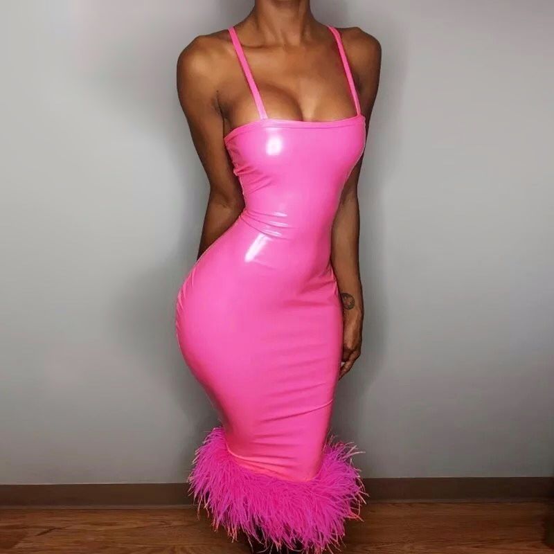 Розовое латексное платье с перьями