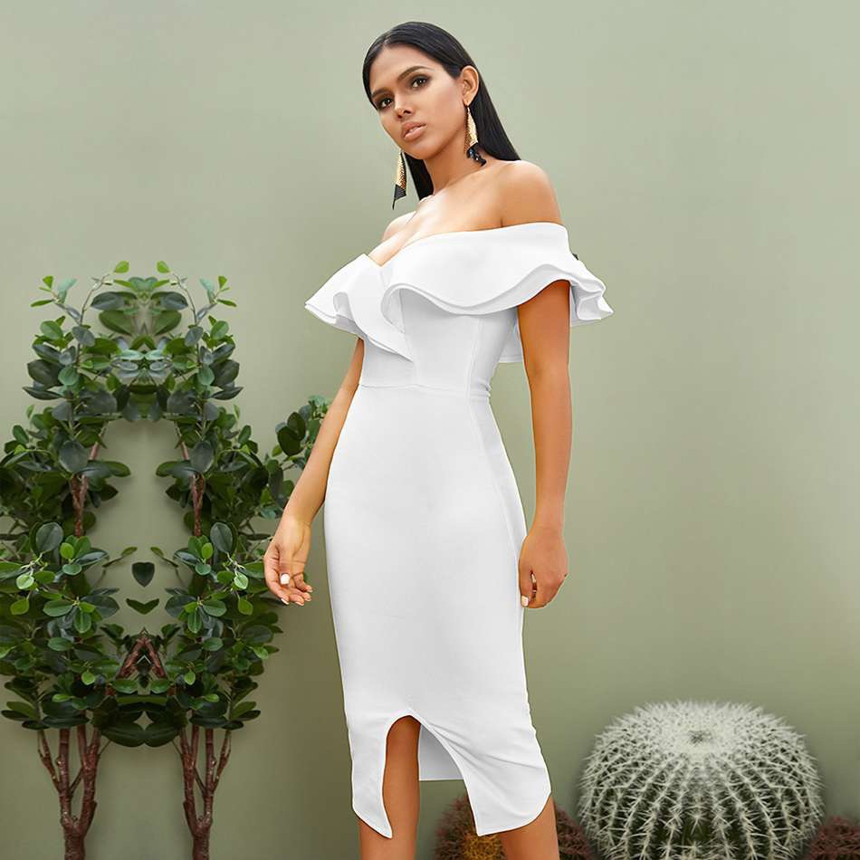 Короткое белое платье с открытыми плечами