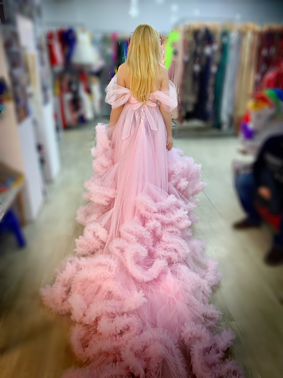 пышное розовое платье со шлейфом прокат киев