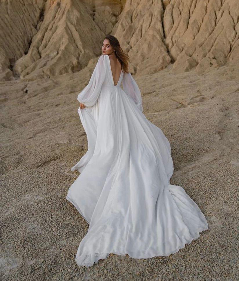 Белое платье с большим шлейфом