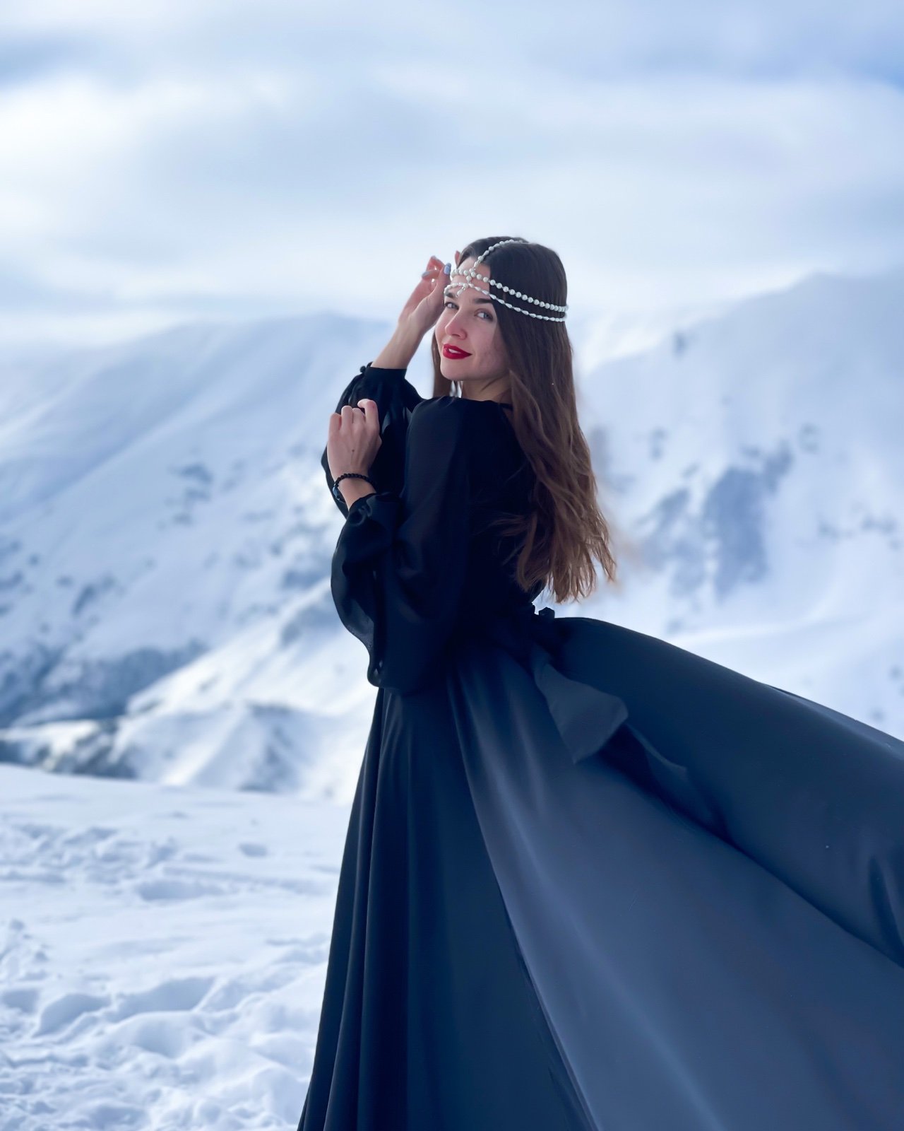 чорна сукня зі шлейфом для фотосесії