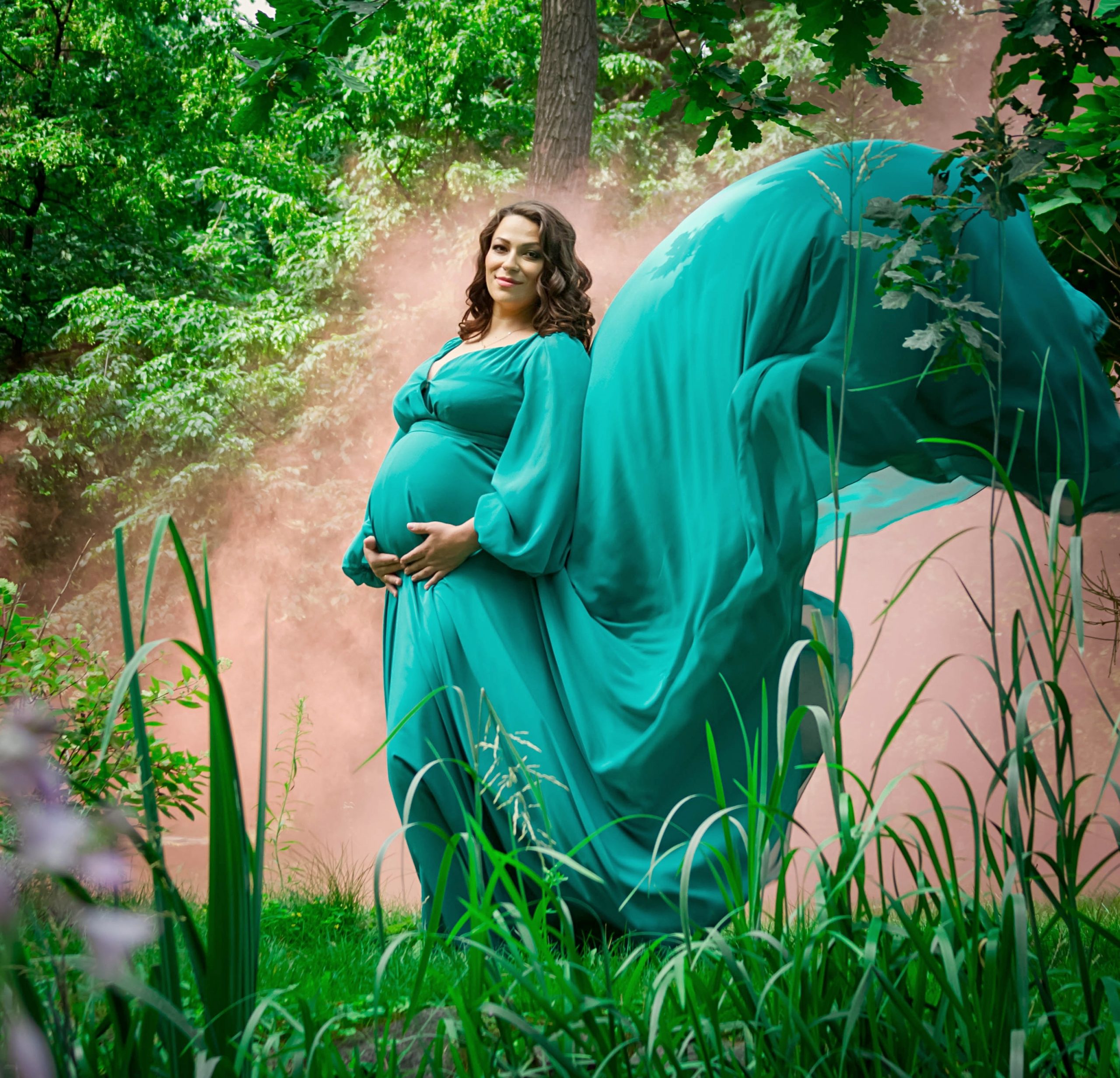 Зеленое платье со шлейфом для беременных прокат