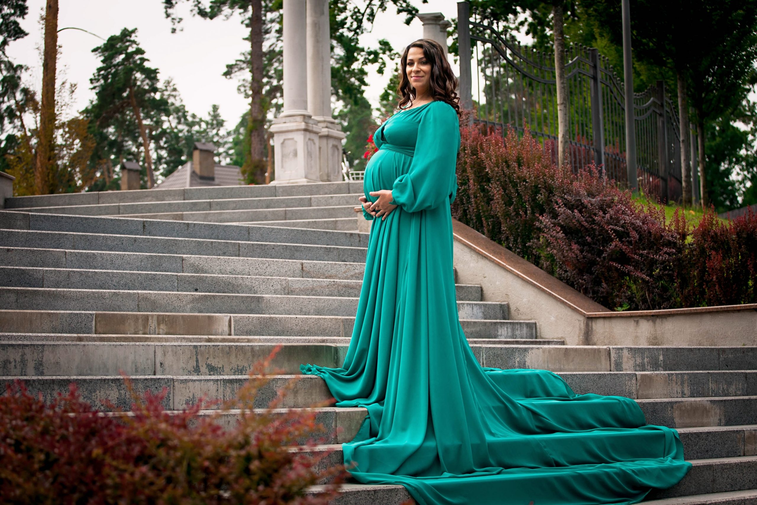 Зеленое платье со шлейфом для беременных прокат