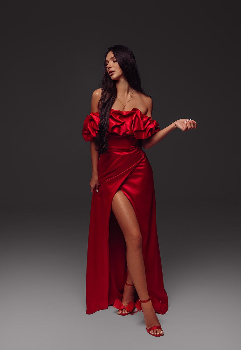 червона сукня з відкритими плечима