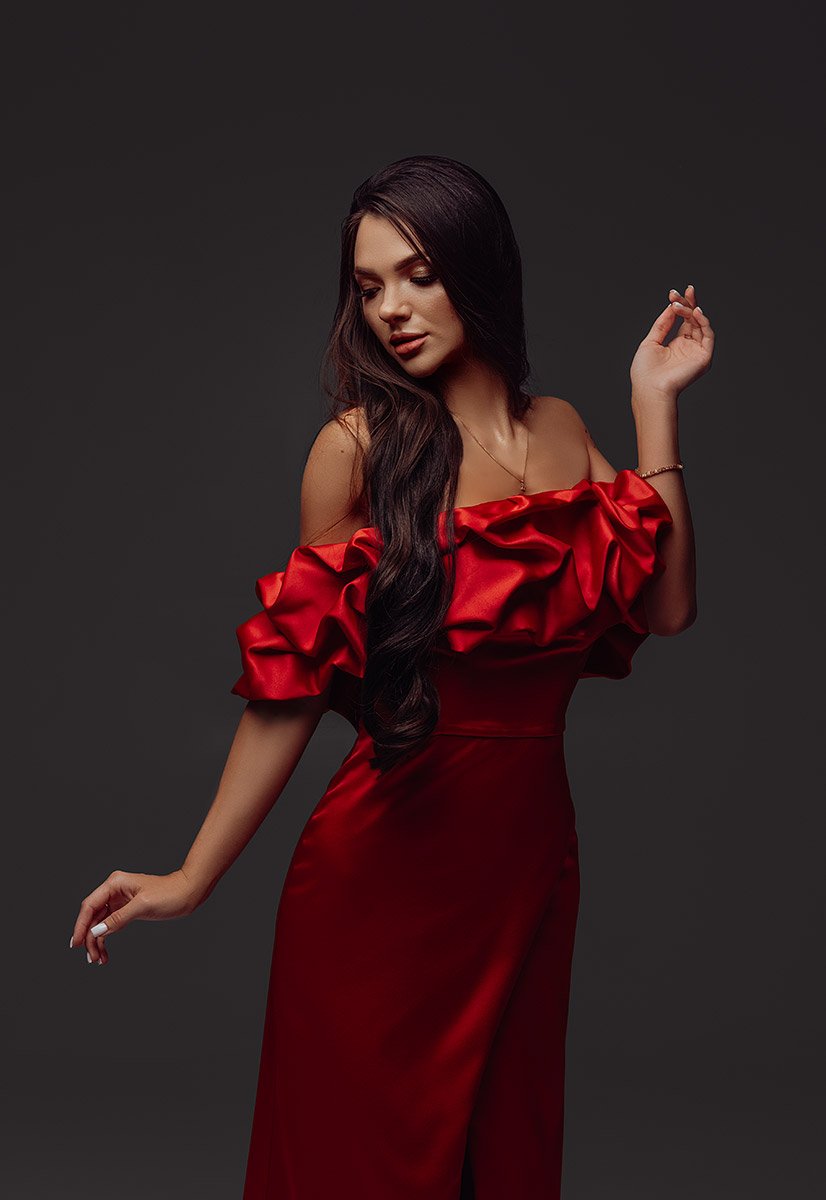 червона сукня з відкритими плечима