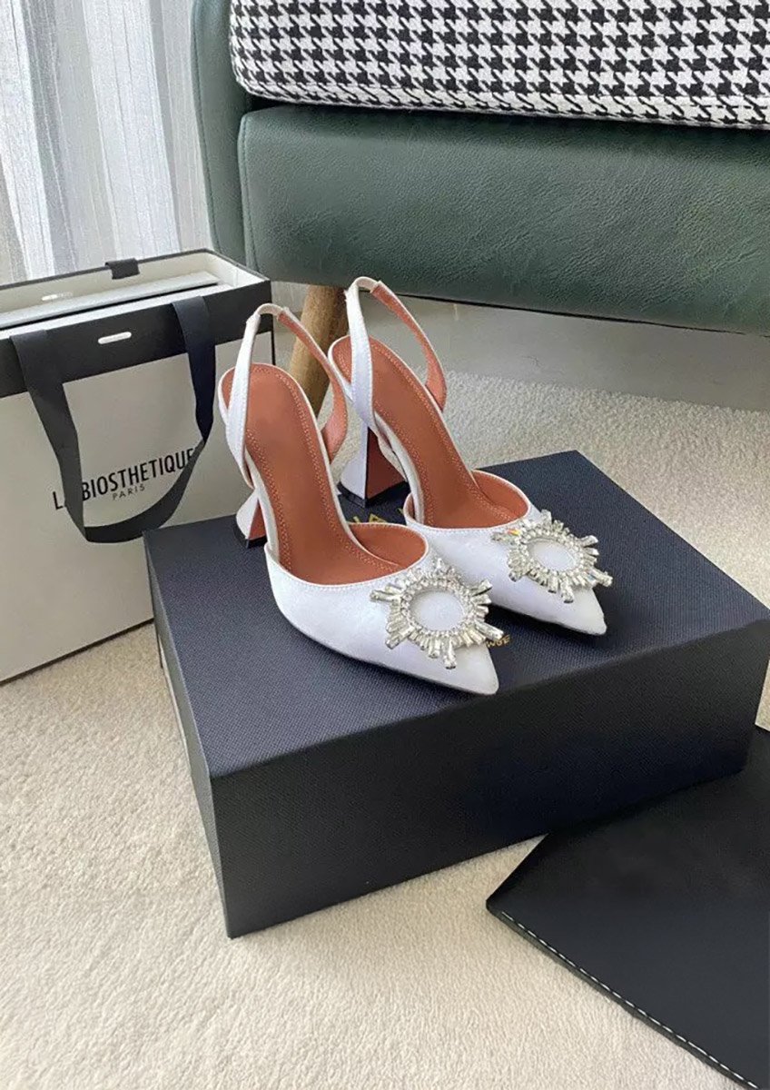 Туфлі з брошкою білі