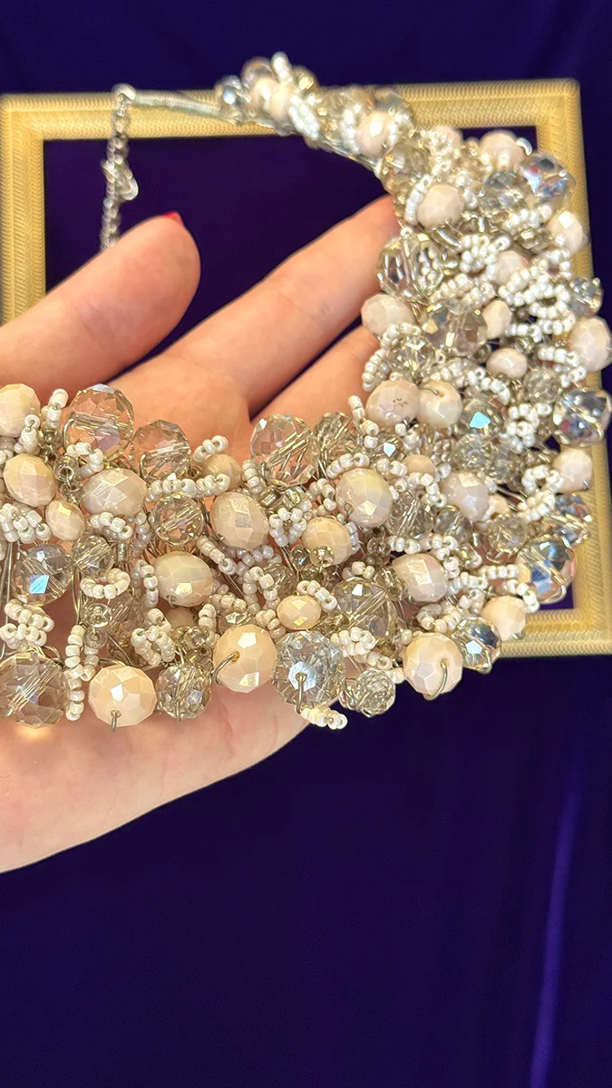 Вишите кольє з каміння