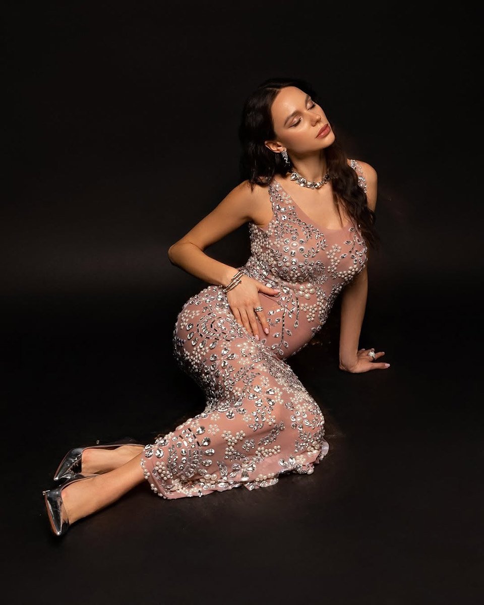 бежева сукня з каміння напрокат