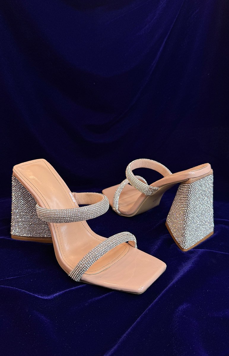 Босоніжки з трикутним каблуком