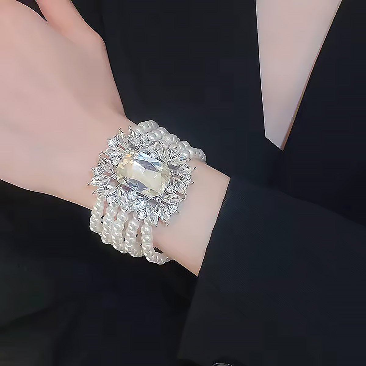 Браслет з намистин та великою брошкою