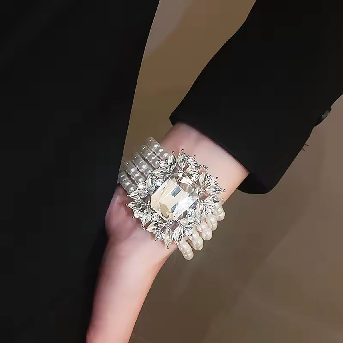 Браслет з намистин та великою брошкою