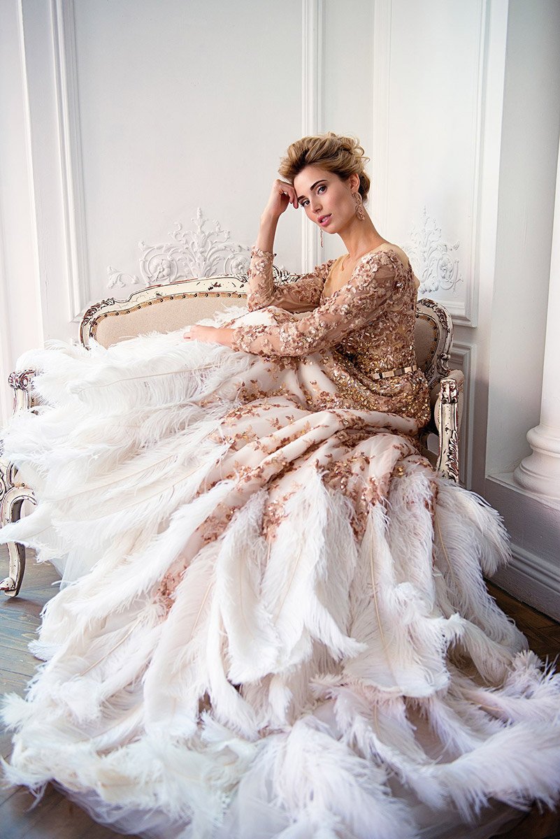 сукня з пірʼям для фотосесії