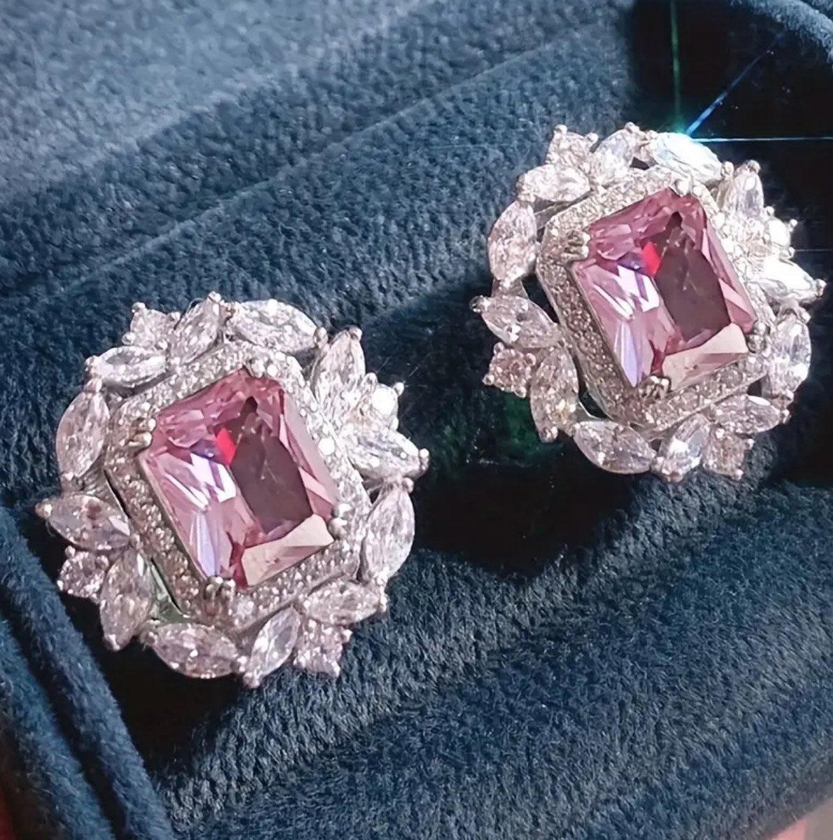 Сережки з рожевими камінцями