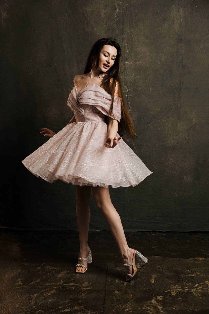 блискуча сукня