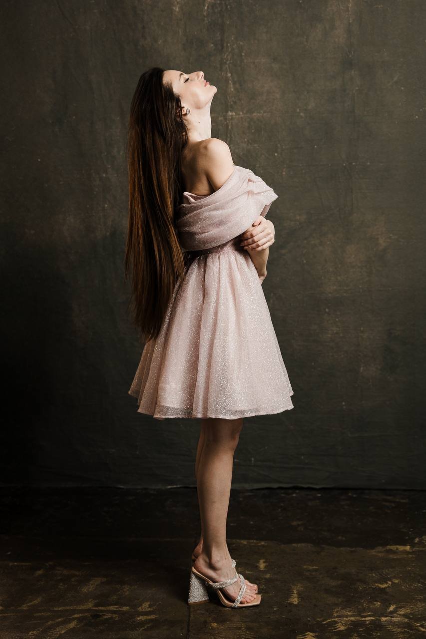 сукня з відкритими плечима