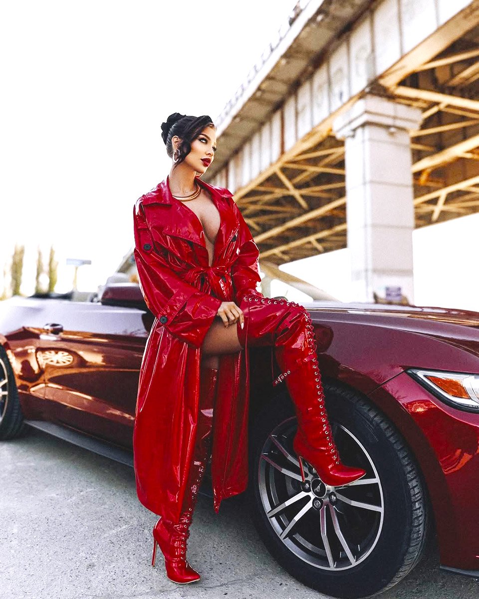 Лакові червоні ботфорти з ремінцями