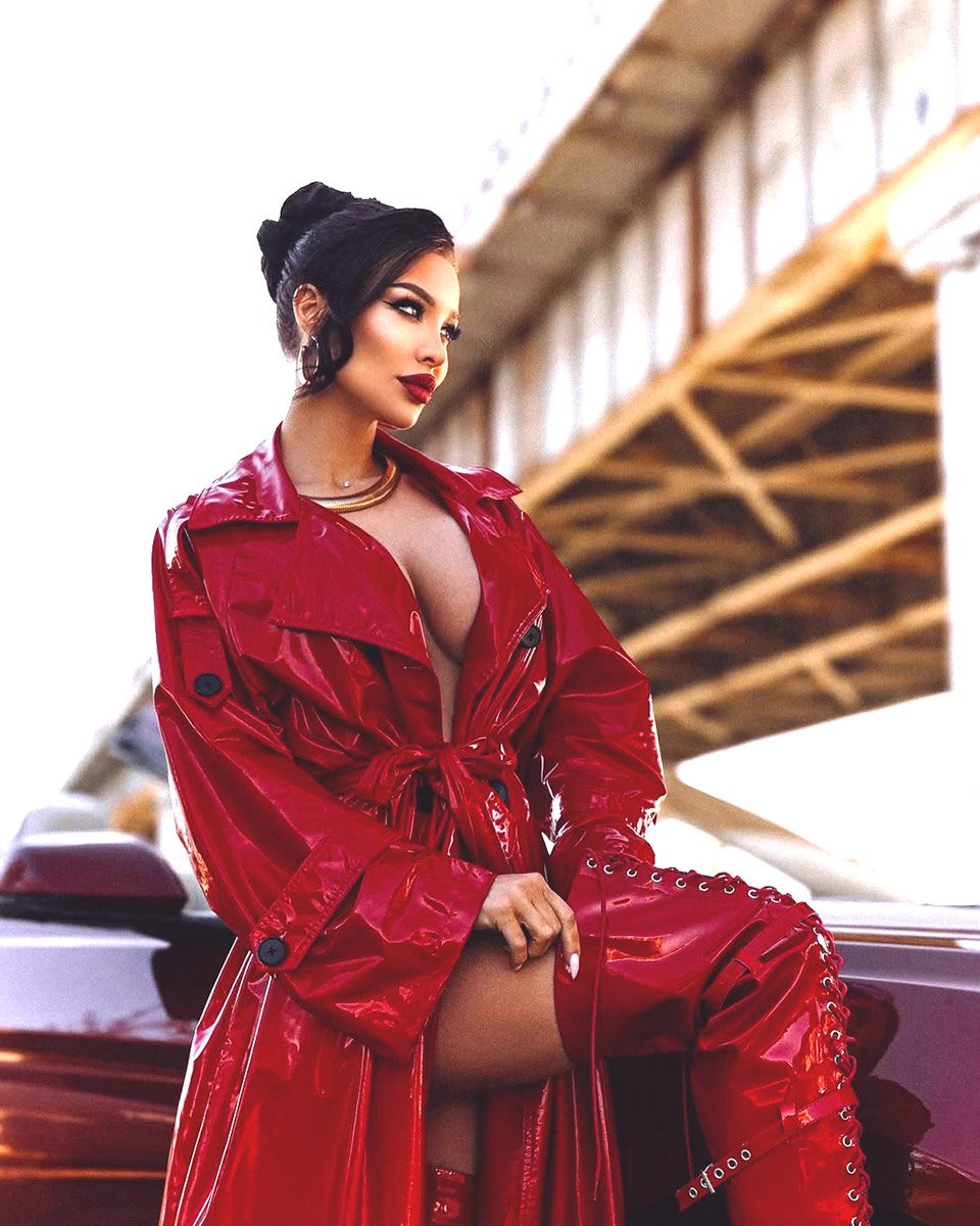 червоний лаковий тренч в оренду