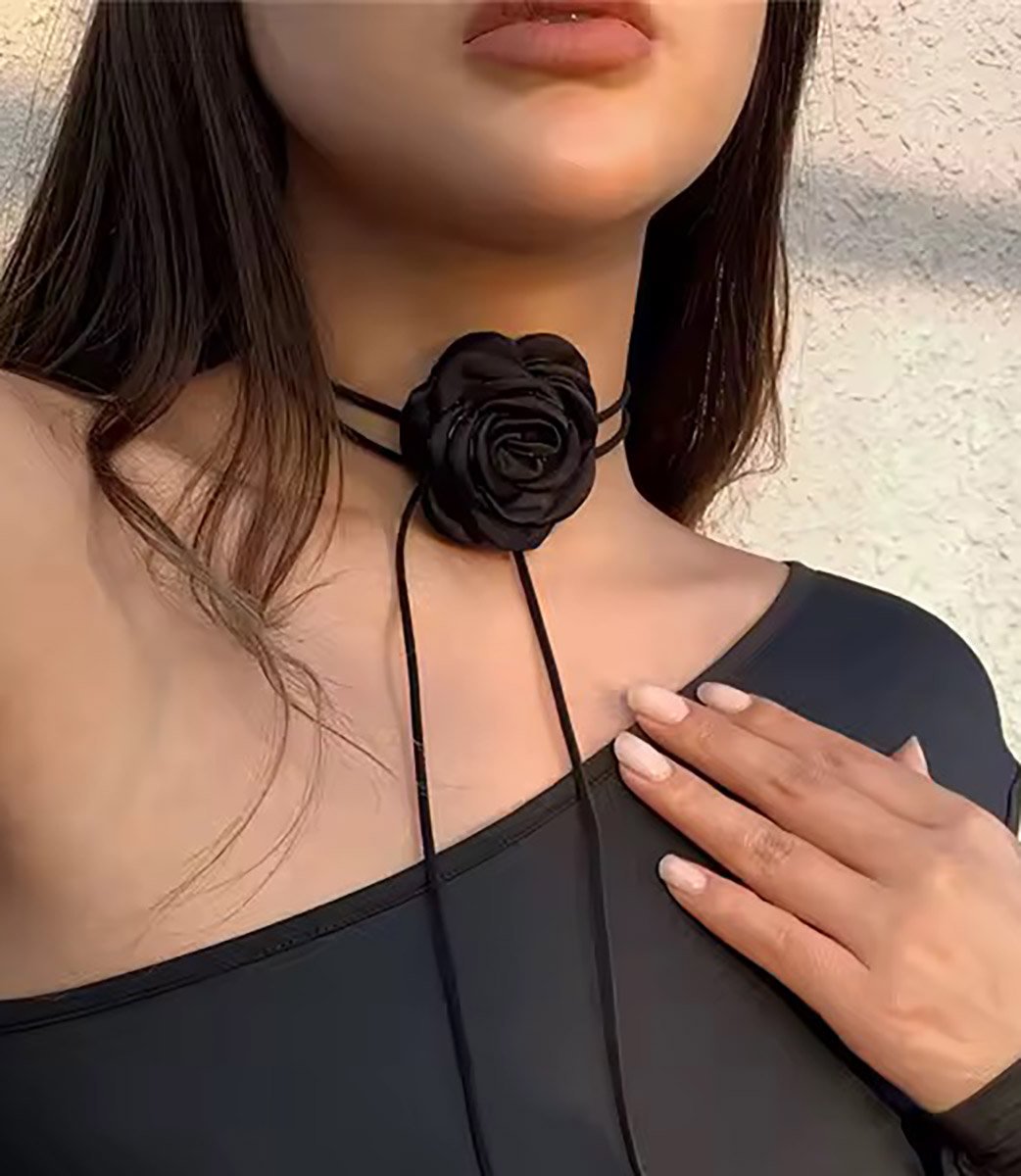 Чорна квітка на шию