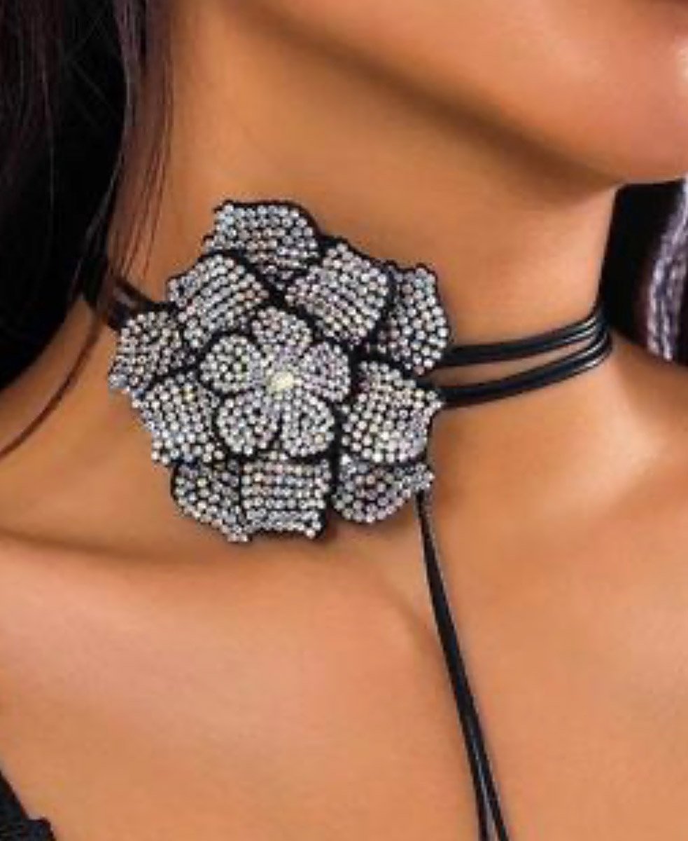 Чорна блискуча квітка на шию