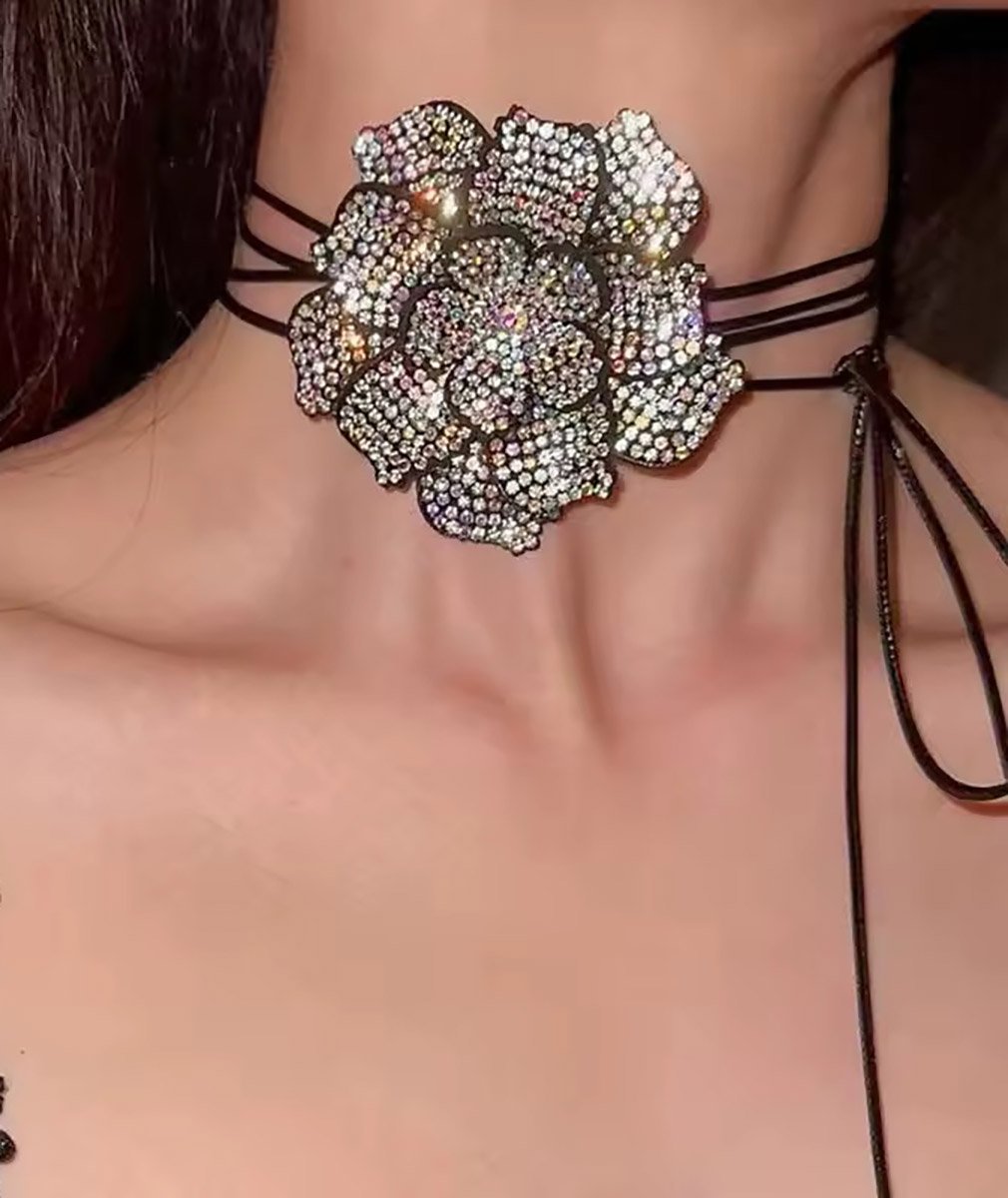 Чорна блискуча квітка на шию