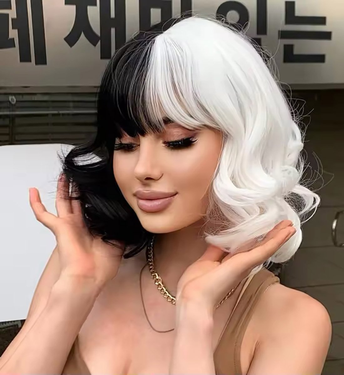 Перука Круелла Дель Віль чорно-біла