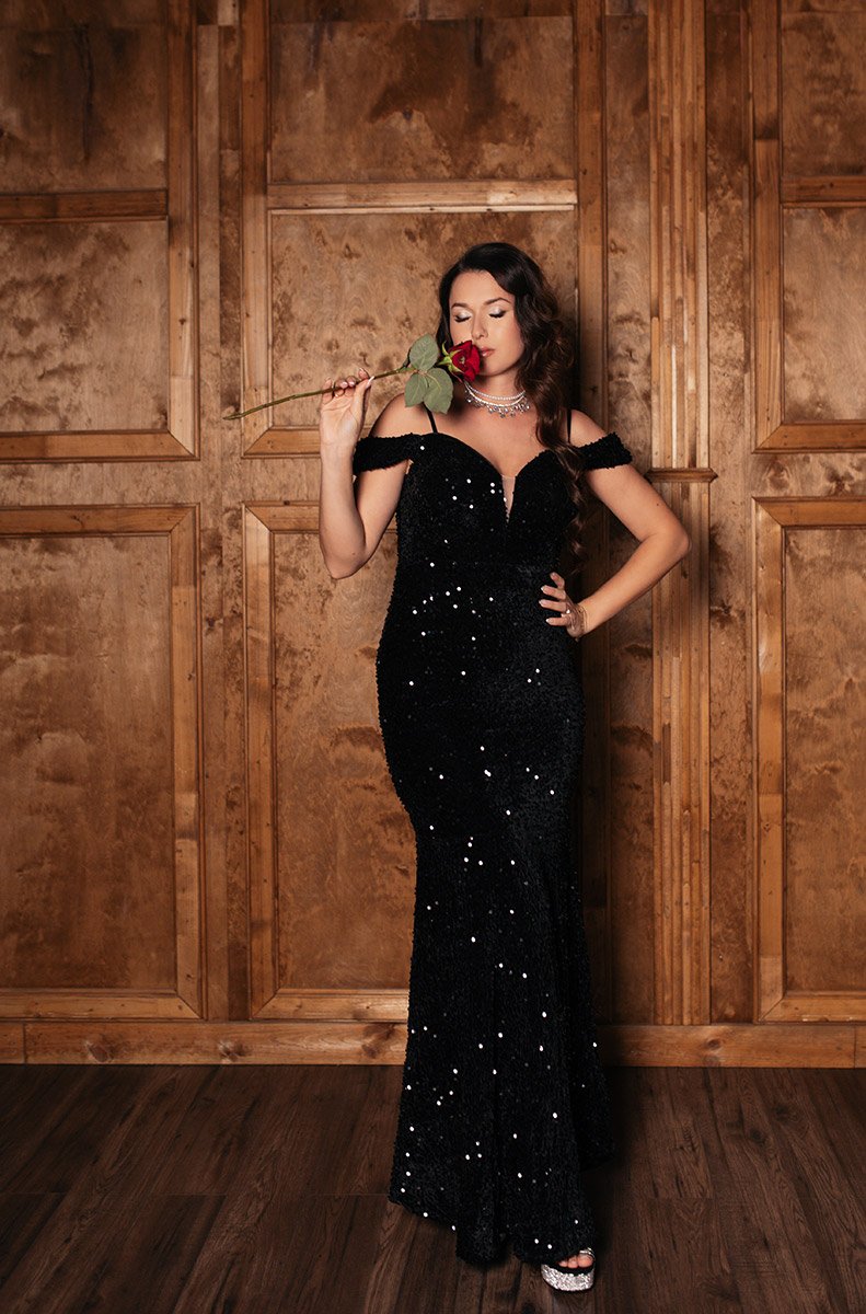 чорна блискуча сукня на корпоратив