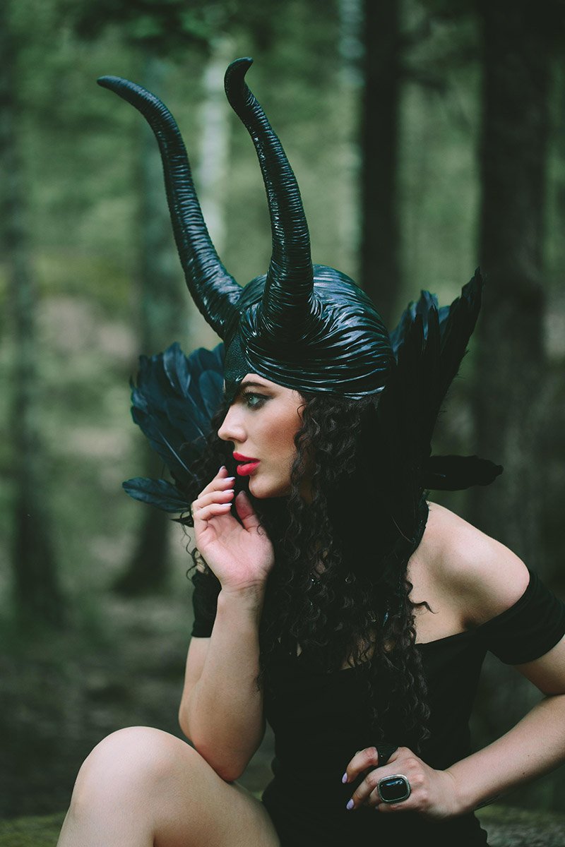 Комір з пірʼя ворони