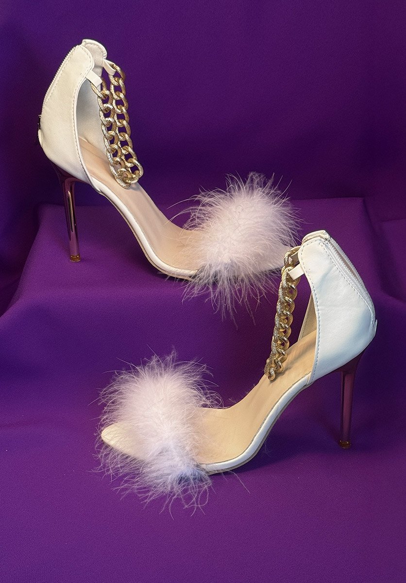 Босоніжки з білим пухом