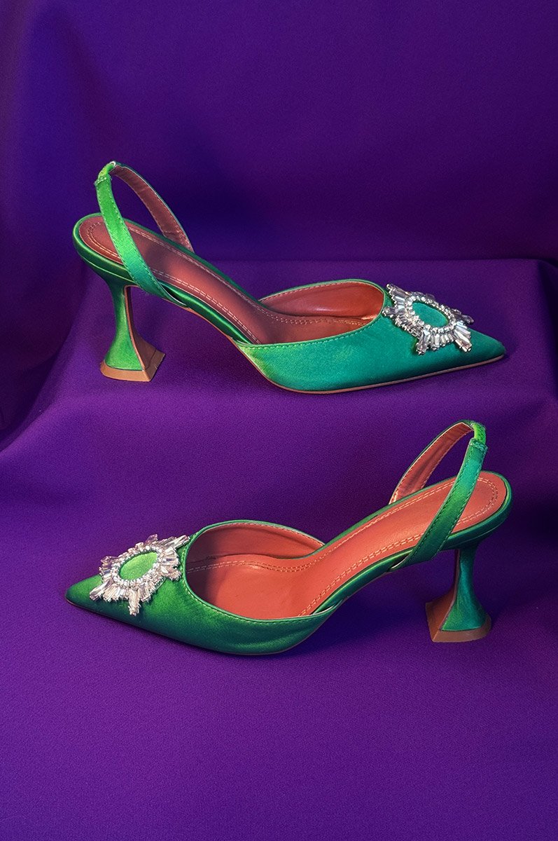 Зелені туфлі з брошкою