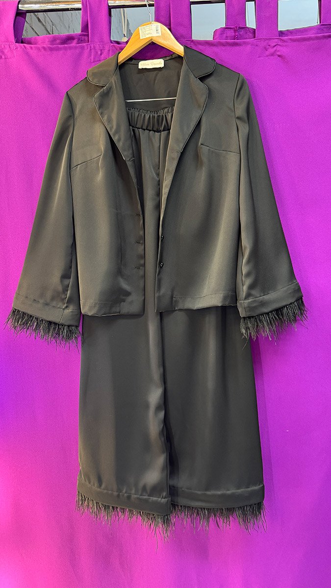 Костюм чорний з пірʼям