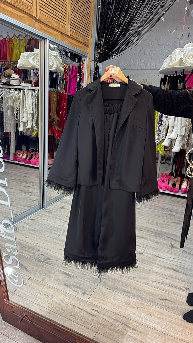 Костюм чорний з пірʼям