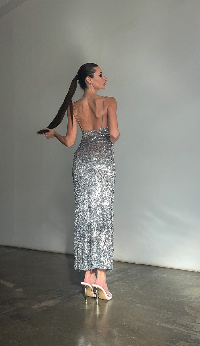 срібне плаття з відкритою спиною