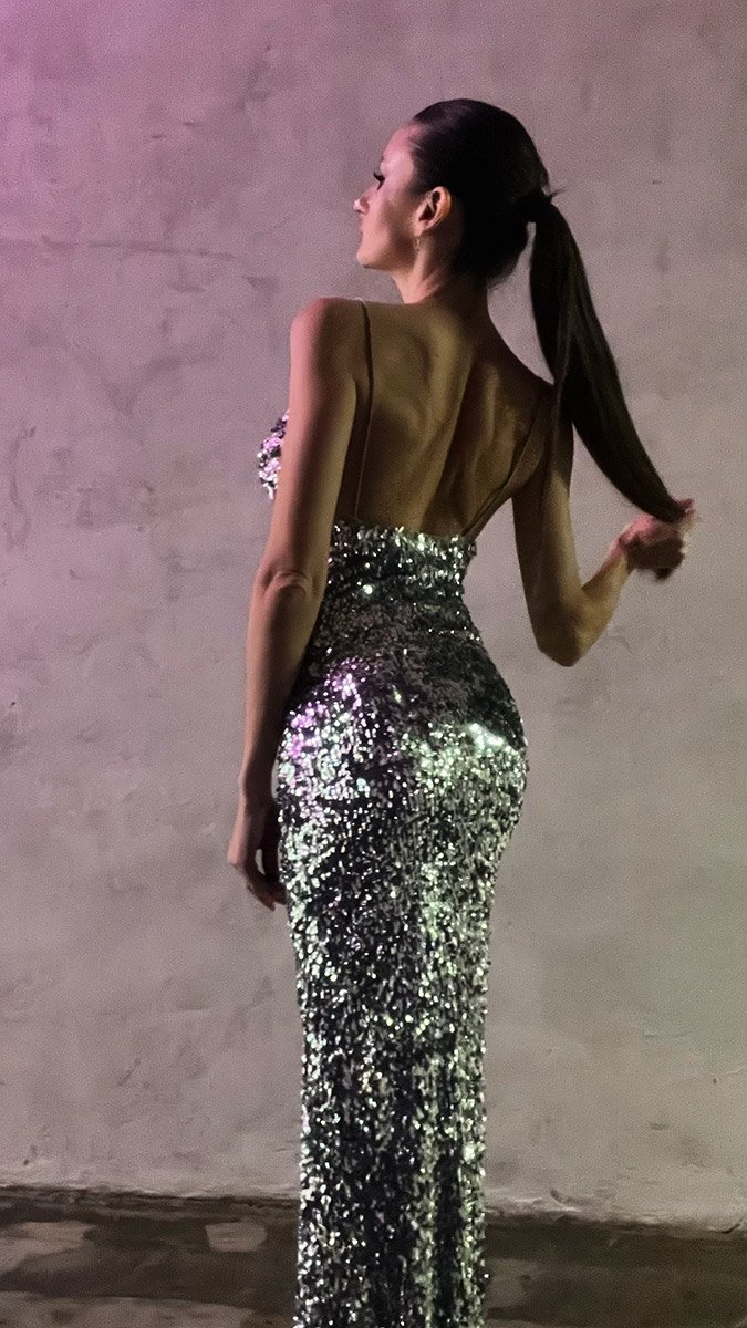 срібна сукня з відкритою спиною