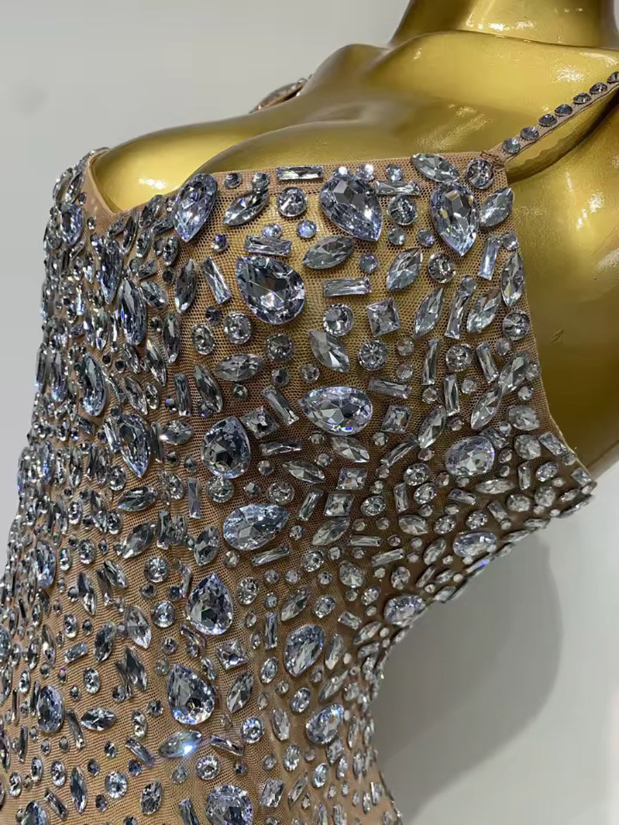 блискуча прозора сукня напрокат