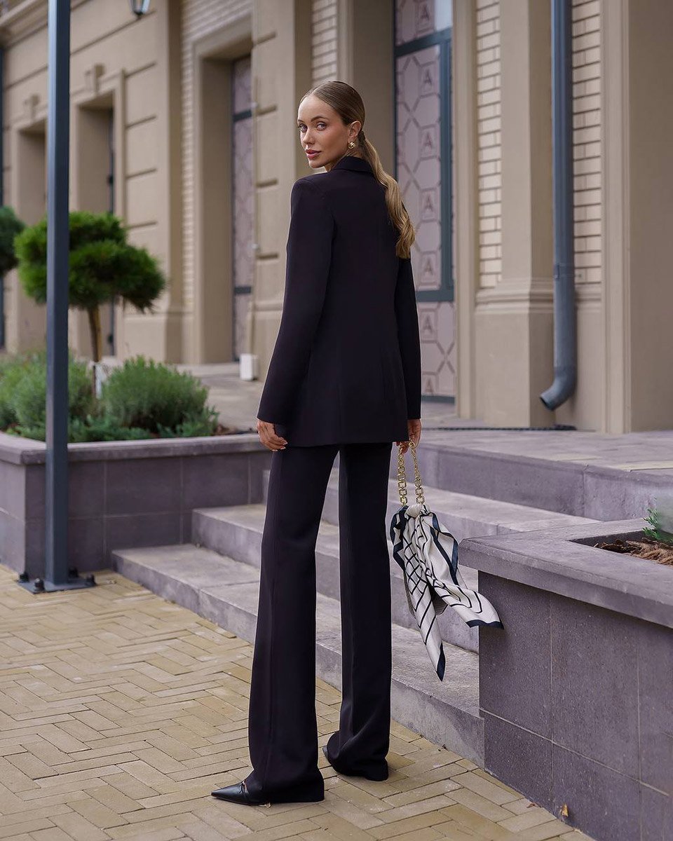 Жіночий костюм в оренду для фотосесії