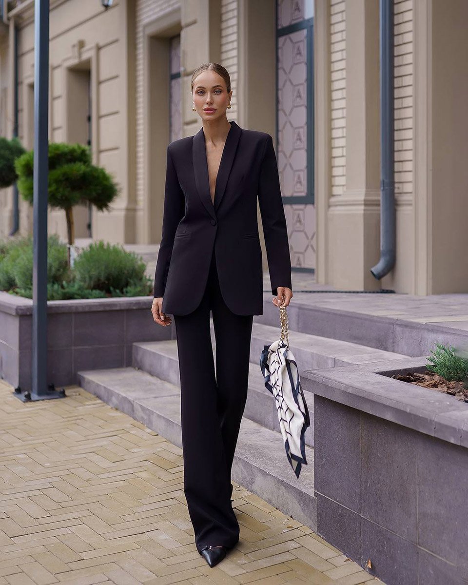 Жіночий костюм в оренду для фотосесії