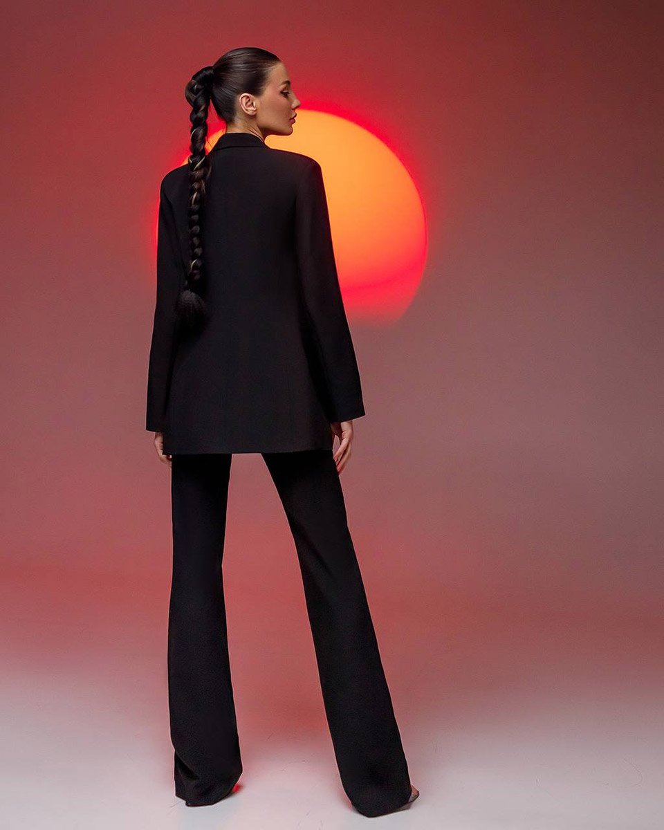 Жіночий костюм в оренду для фотосесії