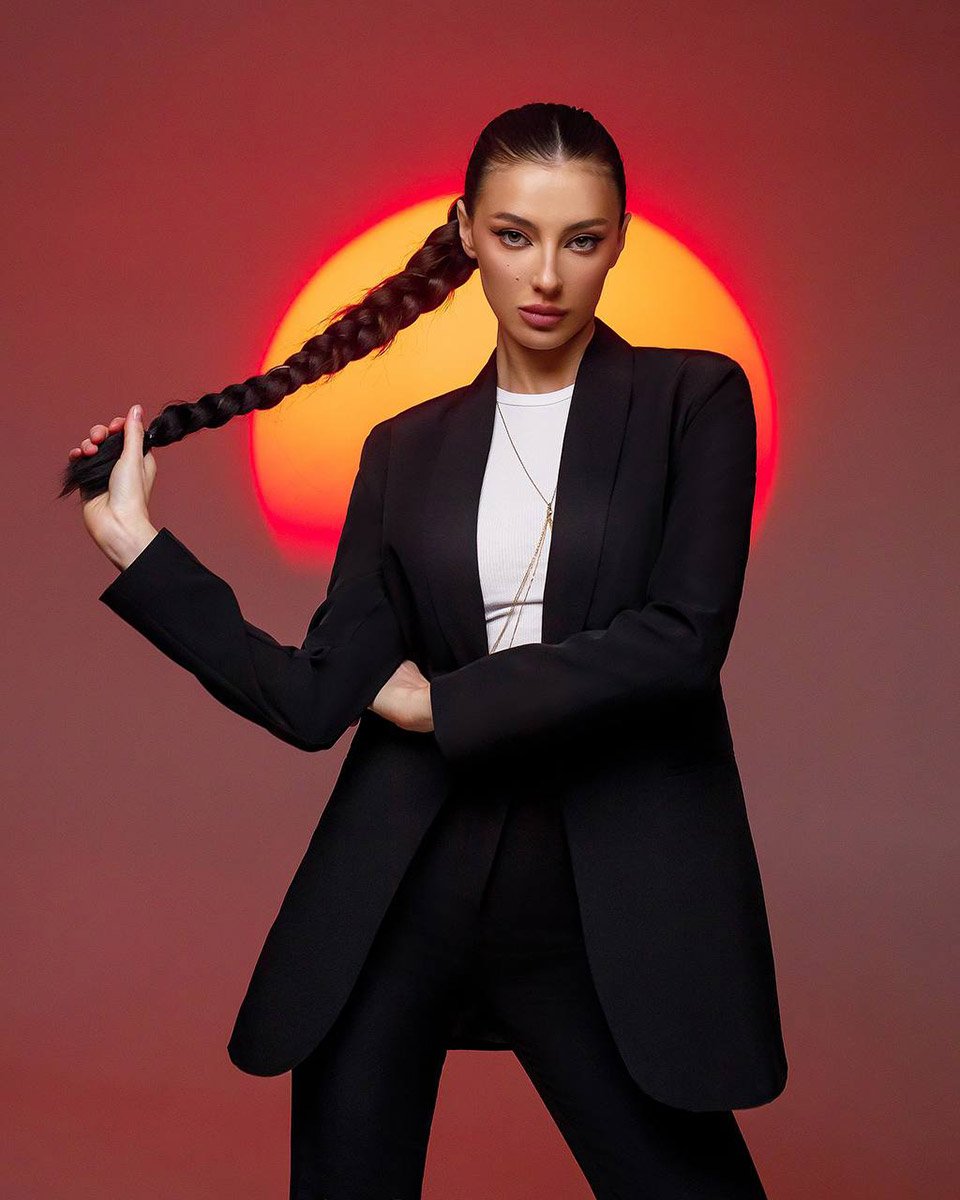 Жіночий костюм в оренду для фотосесії