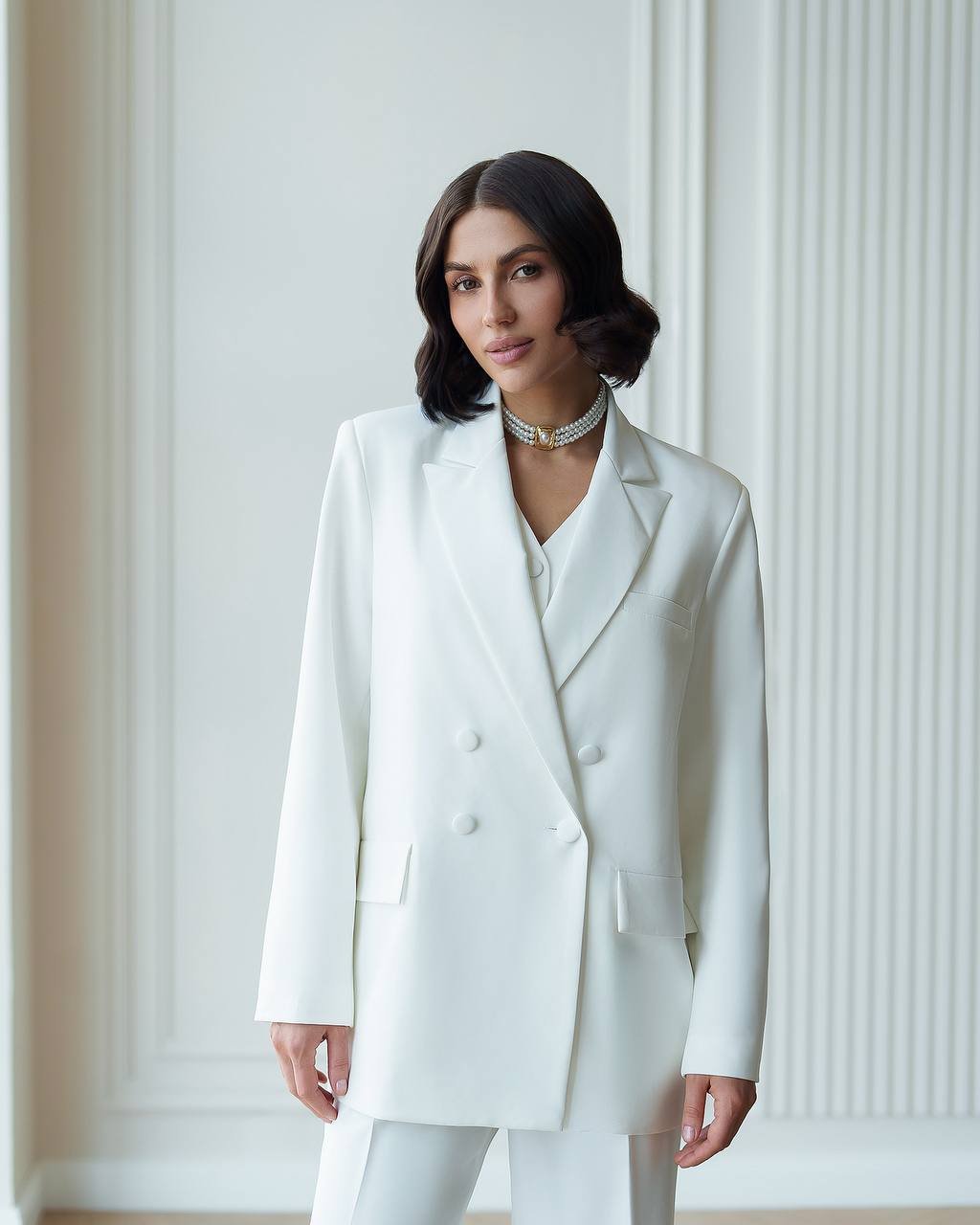 білий жіночий костюм з жилетом в оренду