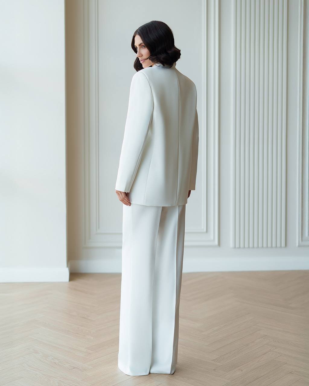 білий жіночий костюм з жилетом в оренду