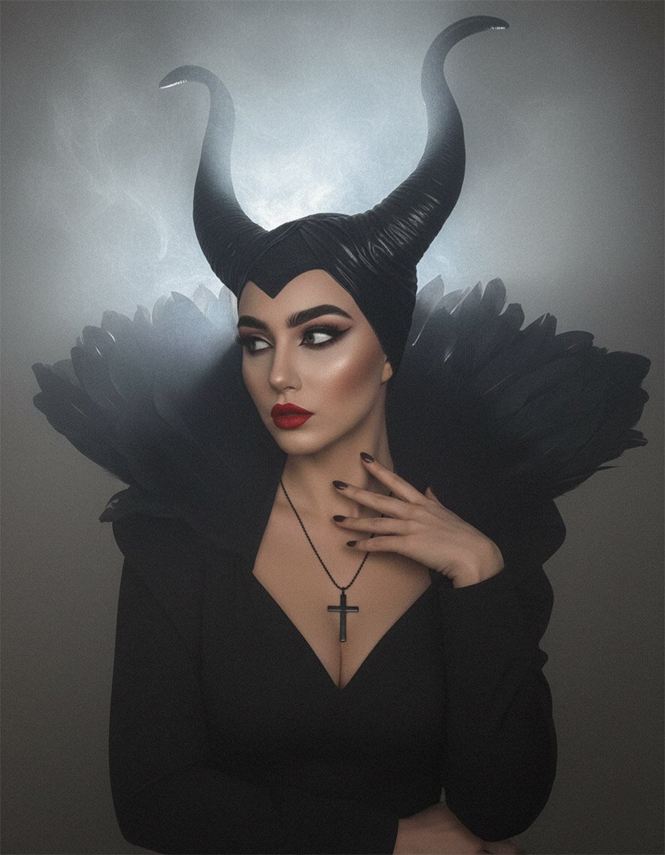 Комір з пірʼя ворони