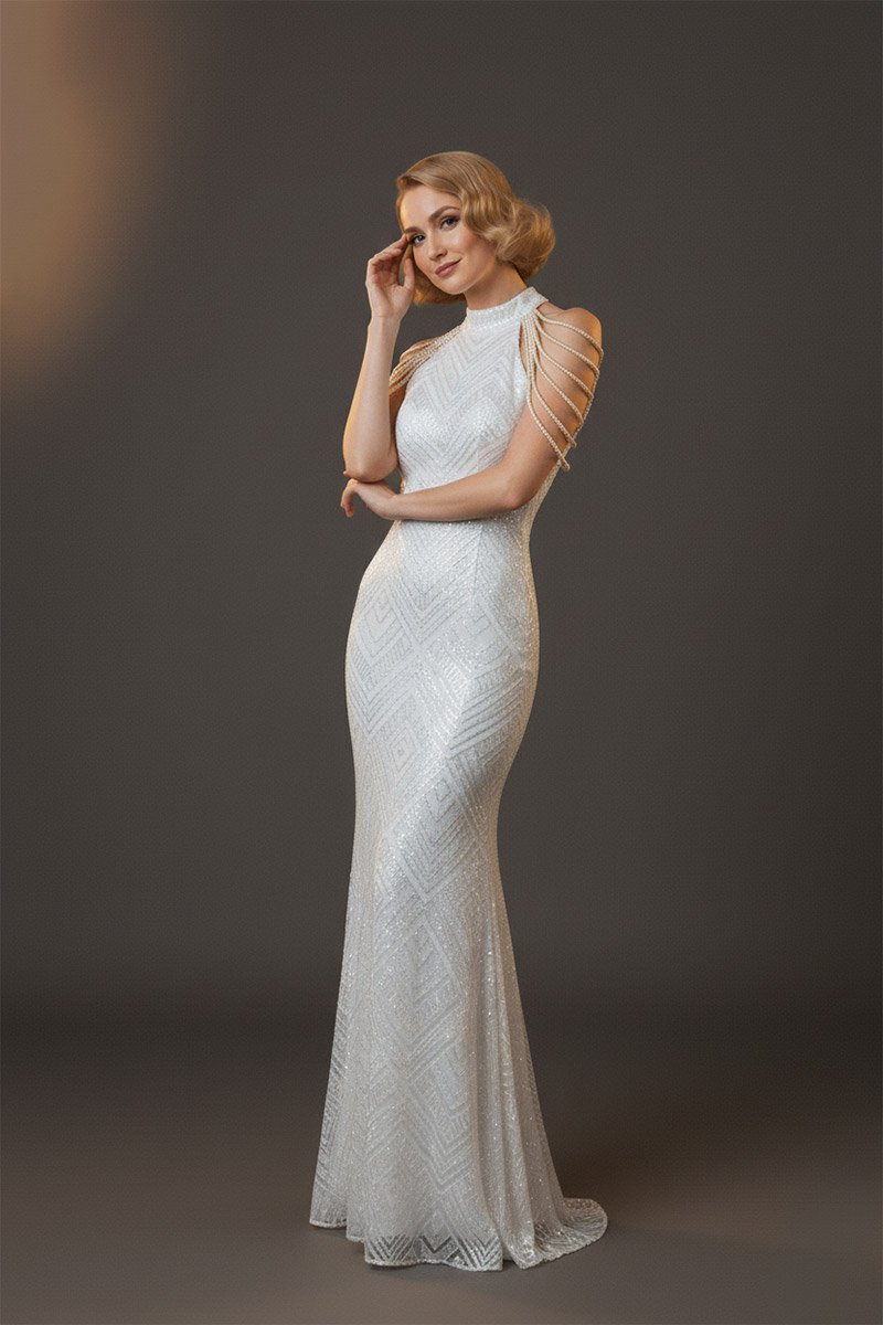 Біла сукня з намистинами на плечах