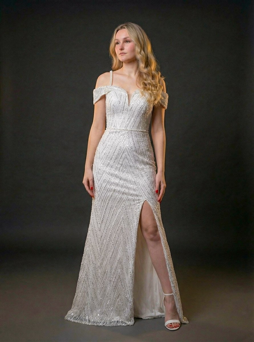 біла сукня з розрізом