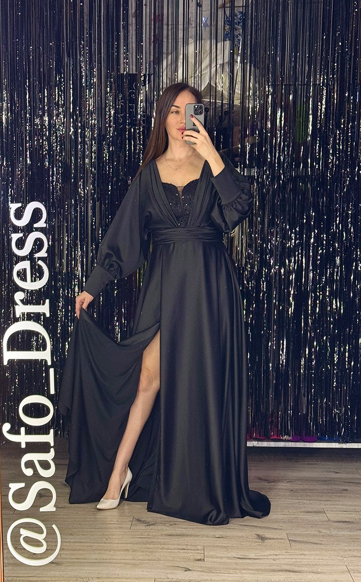 Чорна атласна сукня з рукавами